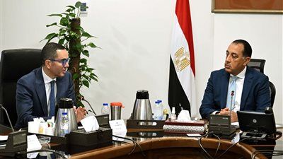 رئيس الوزراء يتابع مع وزير الاستثمار جهود تطوير منظومة الإفراج الجمركي - الخليج الان