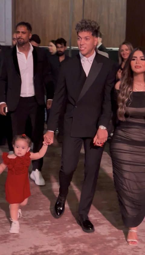 إمام عاشور يتألق في حفل دير جيست برفقة زوجته وابنته (صور) - الخليج الان