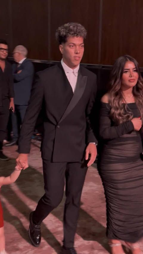 إمام عاشور يتألق في حفل دير جيست برفقة زوجته وابنته (صور) - الخليج الان