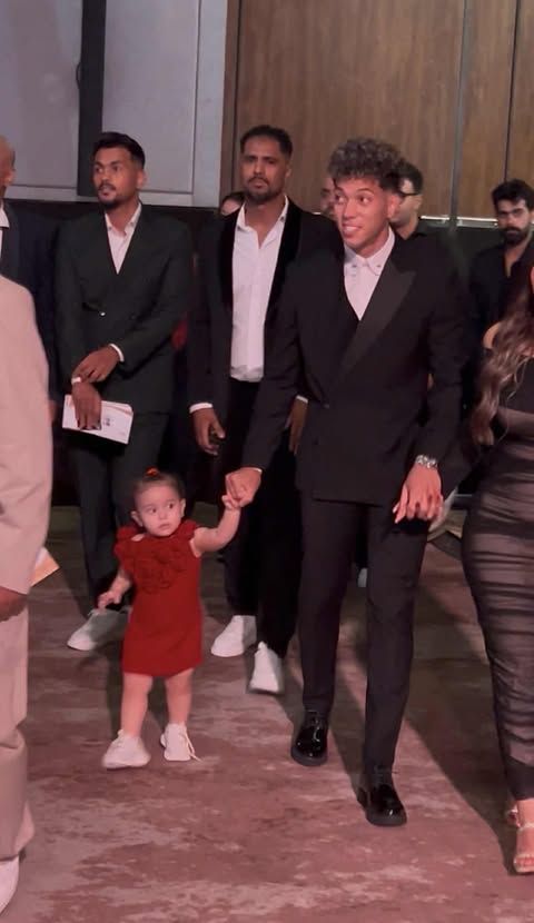 إمام عاشور يتألق في حفل دير جيست برفقة زوجته وابنته (صور) - الخليج الان