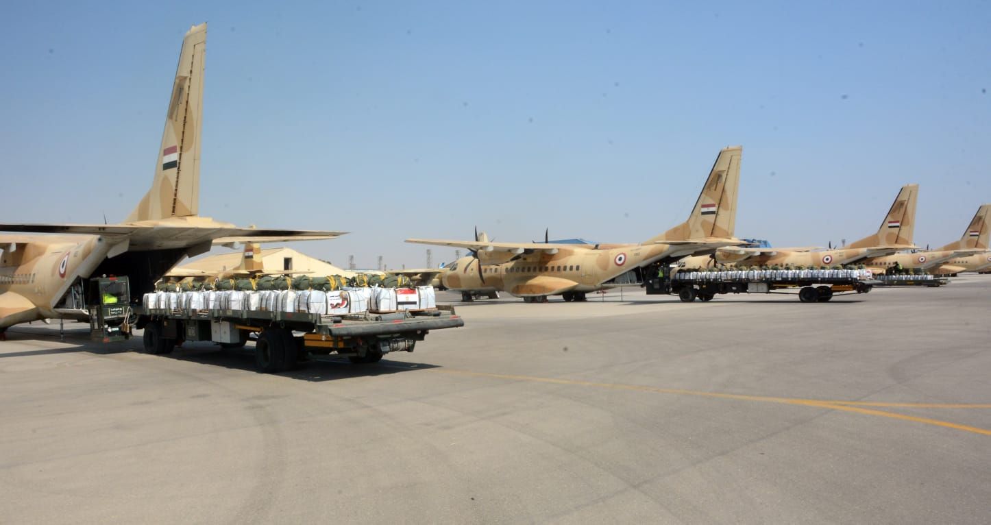 مصر تواصل أعمال الإسقاط الجوى للمساعدات الإنسانية على قطاع غزة - الخليج الان