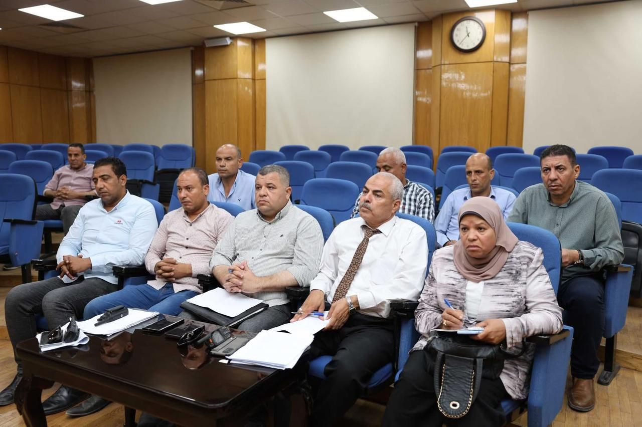 محافظ المنيا يجتمع مع رؤساء المراكز لمتابعة رفع كفاءة منظومة الحملات الميكانيكية ويوجه بإنشاء وحدة لتقييم الأداء - الخليج الان