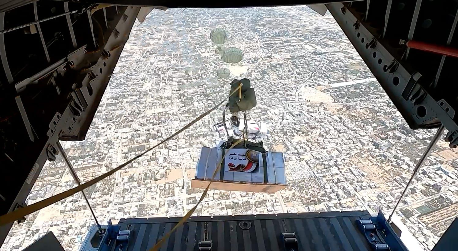 مصر تواصل أعمال الإسقاط الجوى للمساعدات الإنسانية على قطاع غزة - الخليج الان