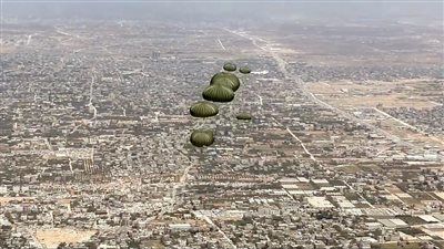 مصر تواصل أعمال الإسقاط الجوى للمساعدات الإنسانية على قطاع غزة - الخليج الان