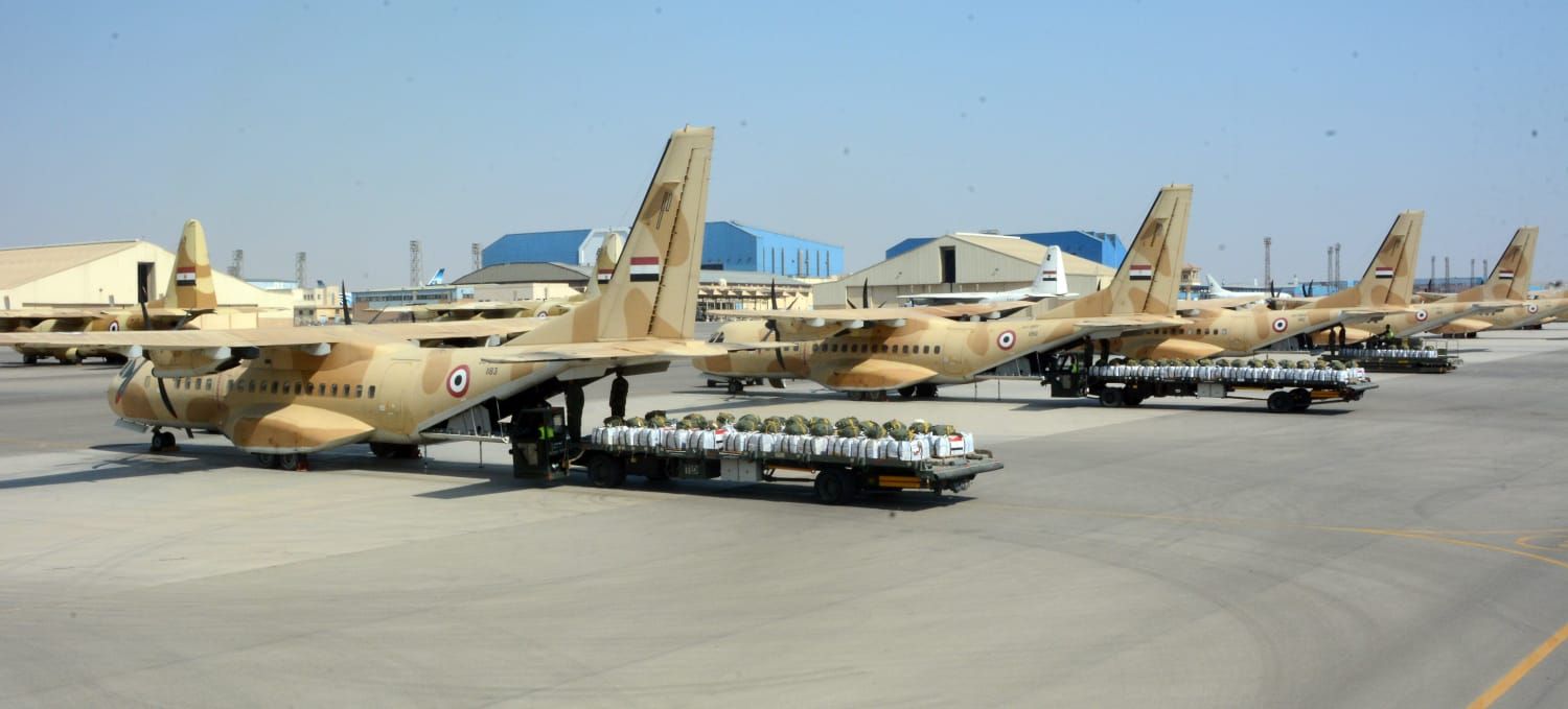 مصر تواصل أعمال الإسقاط الجوى للمساعدات الإنسانية على قطاع غزة - الخليج الان