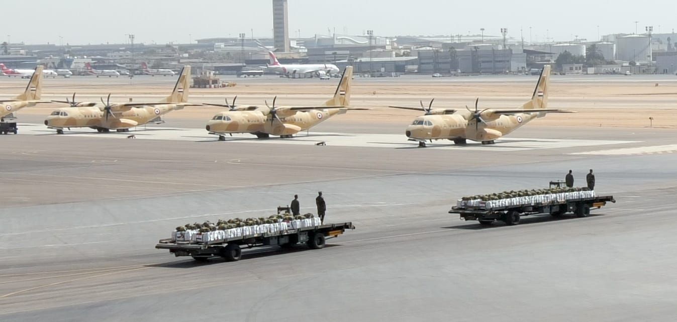 مصر تواصل أعمال الإسقاط الجوى للمساعدات الإنسانية على قطاع غزة - الخليج الان