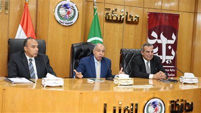 محافظ المنيا يجتمع مع رؤساء المراكز لمتابعة رفع كفاءة منظومة الحملات الميكانيكية ويوجه بإنشاء وحدة لتقييم الأداء - الخليج الان