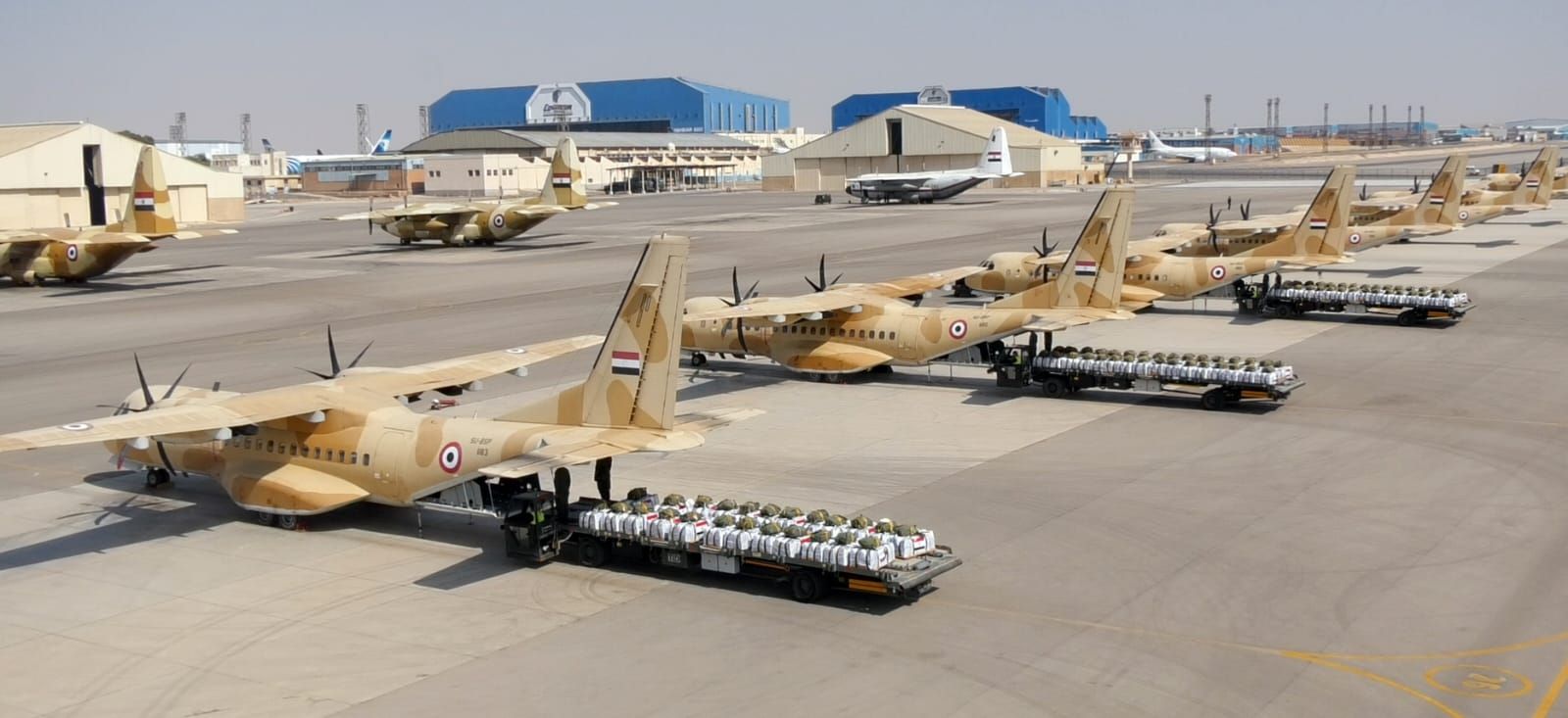 مصر تواصل أعمال الإسقاط الجوى للمساعدات الإنسانية على قطاع غزة - الخليج الان