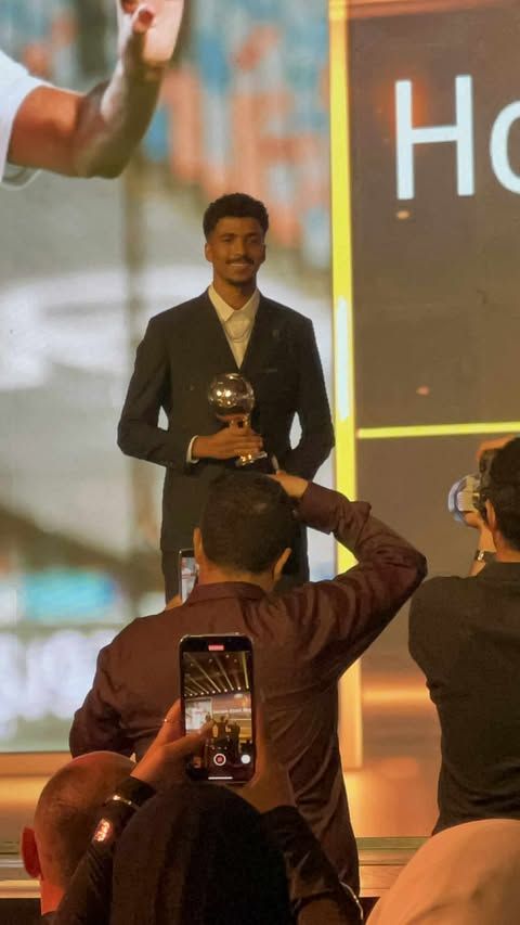 حفل دير جيست: حسام عبد المجيد لاعب الزمالك يحصل على جائزة أفضل مدافع في الدوري المصري الممتاز - الخليج الان