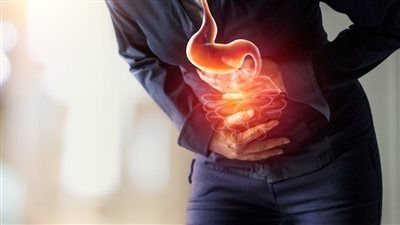 وجع المعدة يعود من جديد.. الأسباب الخفية والعلاج بعيدًا عن المسكنات - الخليج الان