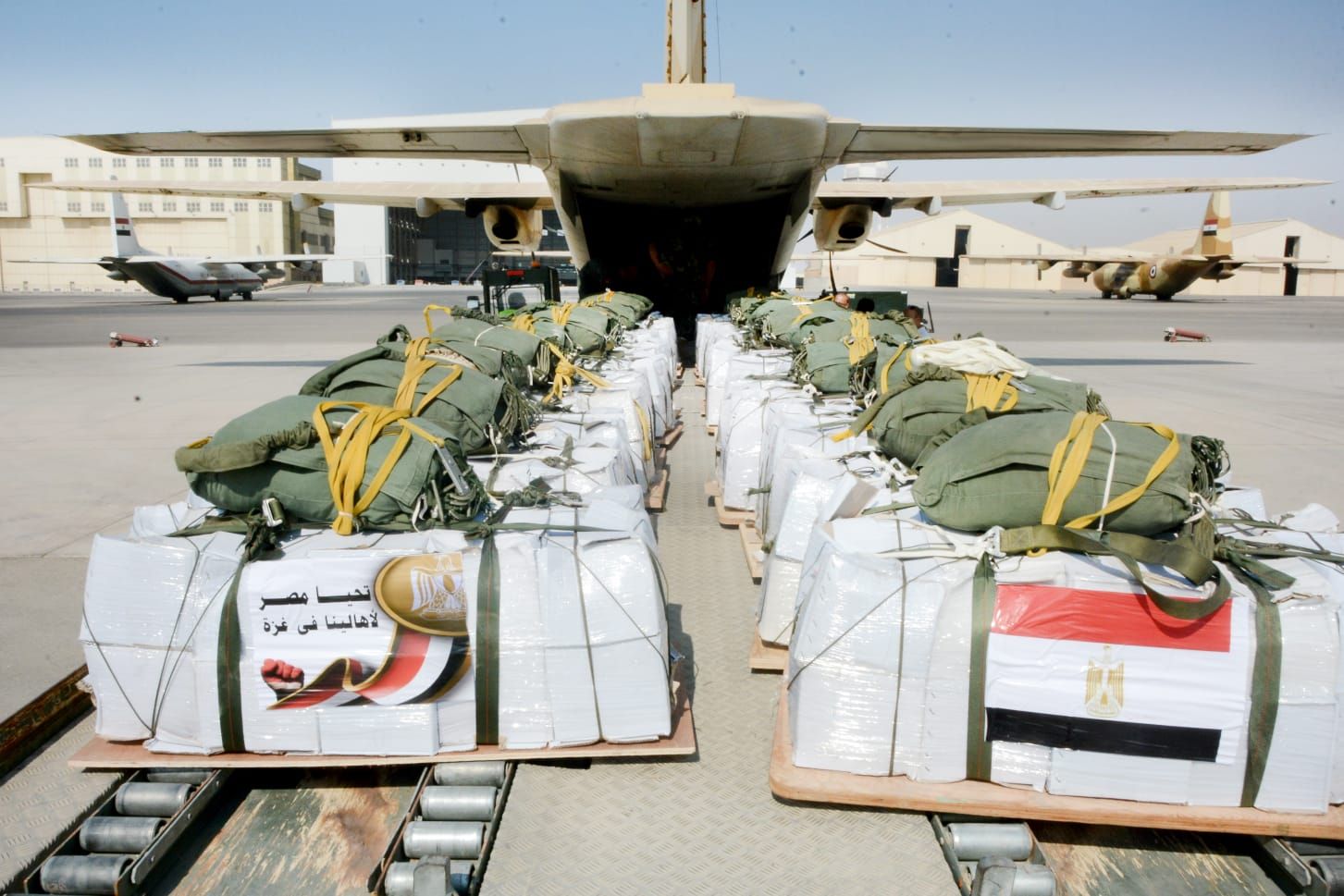 مصر تواصل أعمال الإسقاط الجوى للمساعدات الإنسانية على قطاع غزة - الخليج الان