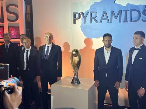 صور تذكارية مع كأس أفريقيا: وصول الجهاز الفني لبيراميدز إلى حفل النادي للاحتفال ببطولة أفريقيا - الخليج الان