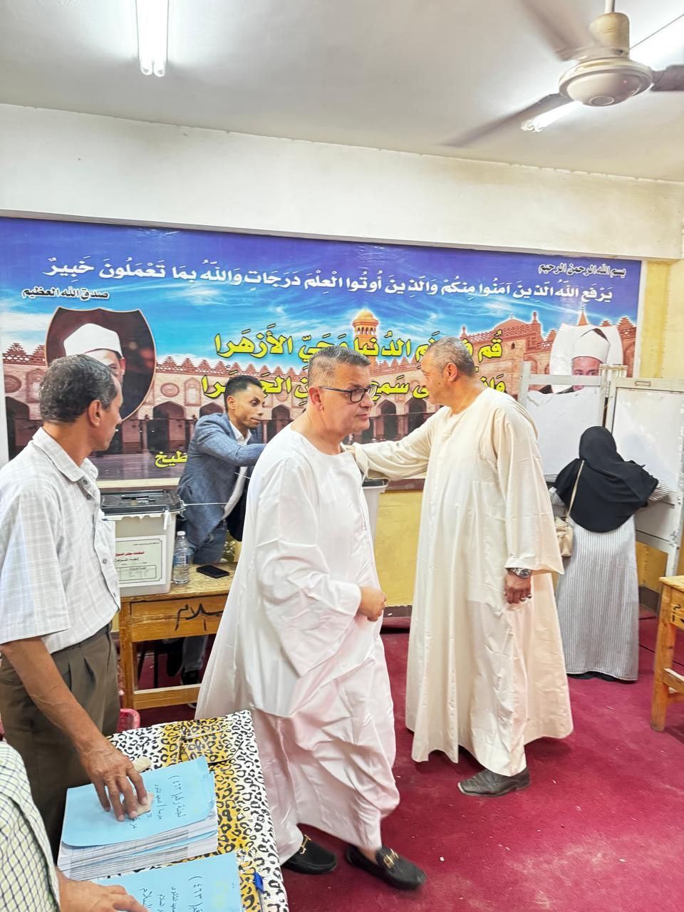 بمشاركة طارق رضوان ..طوابير في انتخابات الشيوخ بلجنة المعهد الأزهري في مركز دار السلام بسوهاج..صور - الخليج الان