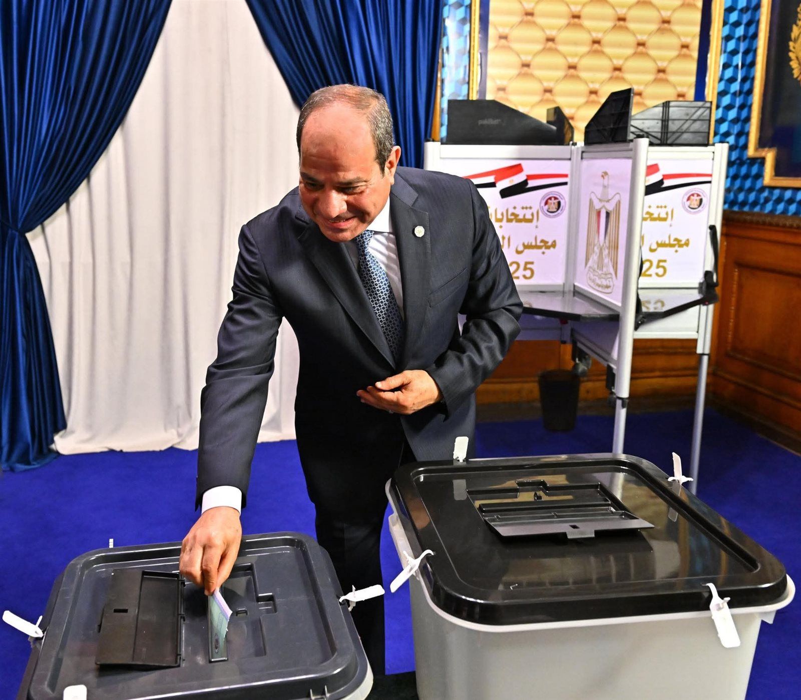 لحظة إدلاء الرئيس السيسي بصوته في انتخابات مجلس الشيوخ 2025 - الخليج الان