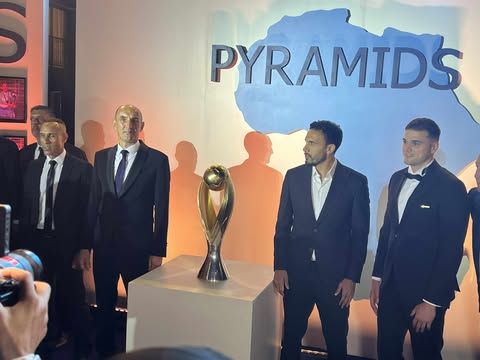 صور تذكارية مع كأس أفريقيا: وصول الجهاز الفني لبيراميدز إلى حفل النادي للاحتفال ببطولة أفريقيا - الخليج الان