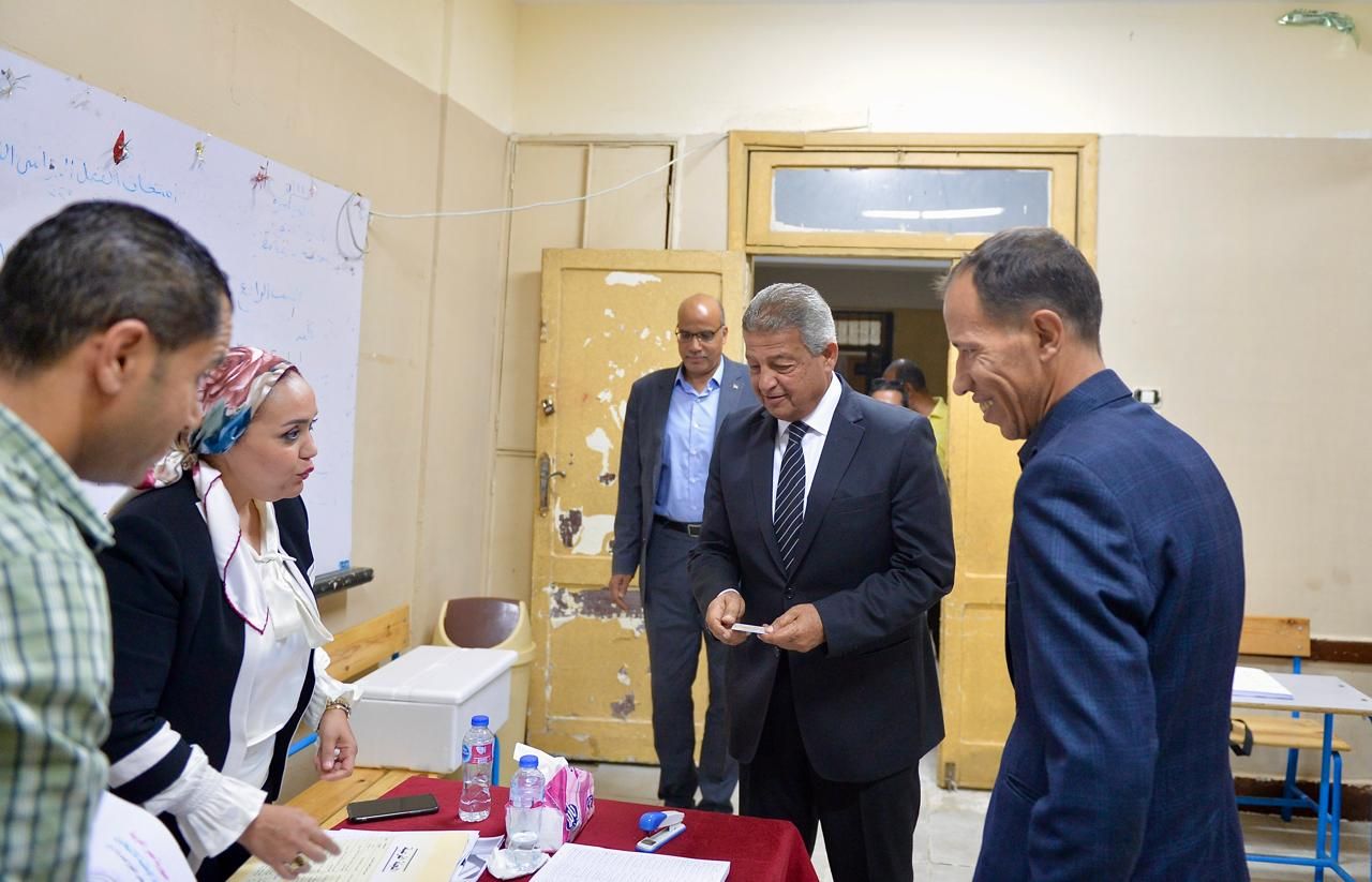 رئيس المجلس الأعلى لتنظيم الإعلام يدلي بصوته في انتخابات مجلس الشيوخ 2025 - الخليج الان