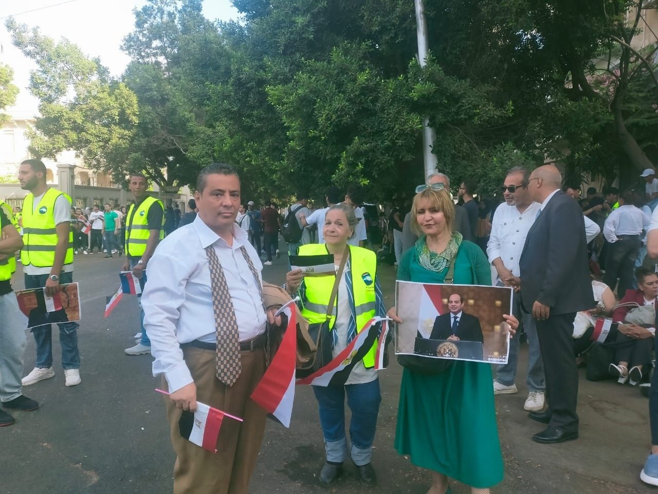 مواطنون يوجهون التحية للرئيس السيسى أثناء التصويت بانتخابات مجلس الشيوخ ..ويرفعون صوره - الخليج الان