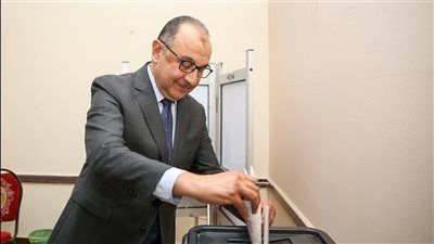 وزير قطاع الأعمال العام يُدلي بصوته في انتخابات مجلس الشيوخ بالتجمع الخامس - الخليج الان