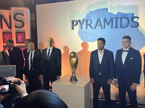 صور تذكارية مع كأس أفريقيا: وصول الجهاز الفني لبيراميدز إلى حفل النادي للاحتفال ببطولة أفريقيا - الخليج الان