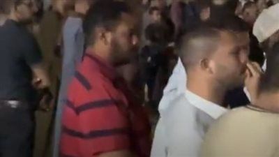 قتل الأب والأم وأبنائهم الـ3 وخطف الرابع.. الحزن يخيم على محافظة أسيوط أثناء تشييع جثامين ضحايا جريمة مطروح - الخليج الان