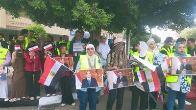 مواطنون يوجهون التحية للرئيس السيسى أثناء التصويت بانتخابات مجلس الشيوخ ..ويرفعون صوره - الخليج الان