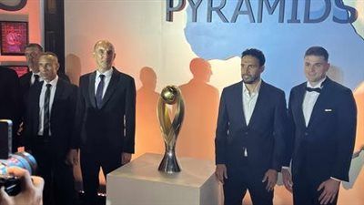 صور تذكارية مع كأس أفريقيا: وصول الجهاز الفني لبيراميدز إلى حفل النادي للاحتفال ببطولة أفريقيا - الخليج الان