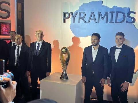 صور تذكارية مع كأس أفريقيا: وصول الجهاز الفني لبيراميدز إلى حفل النادي للاحتفال ببطولة أفريقيا - الخليج الان