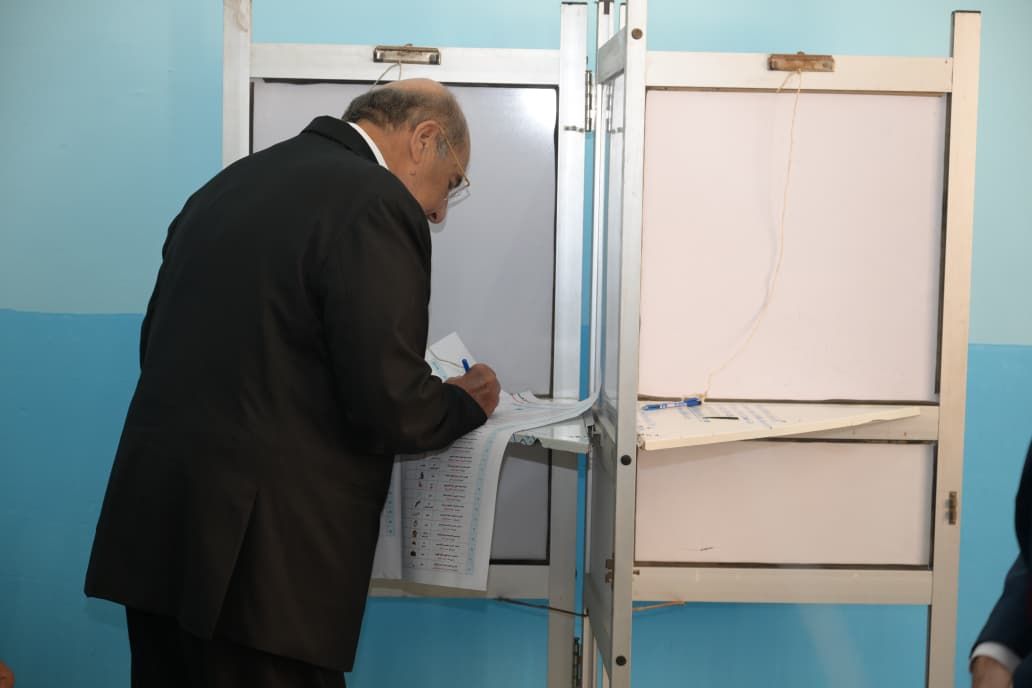 رئيس "الشيوخ" يُدلي بصوته في انتخابات مجلس الشيوخ 2025 - الخليج الان