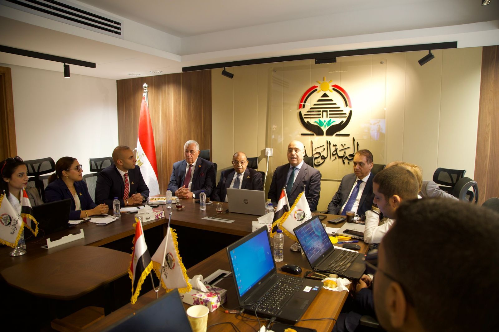 عاصم الجزار يتابع سير العملية الانتخابية من غرفة عمليات "الجبهة الوطنية" في الساعات الأولى للاقتراع - الخليج الان