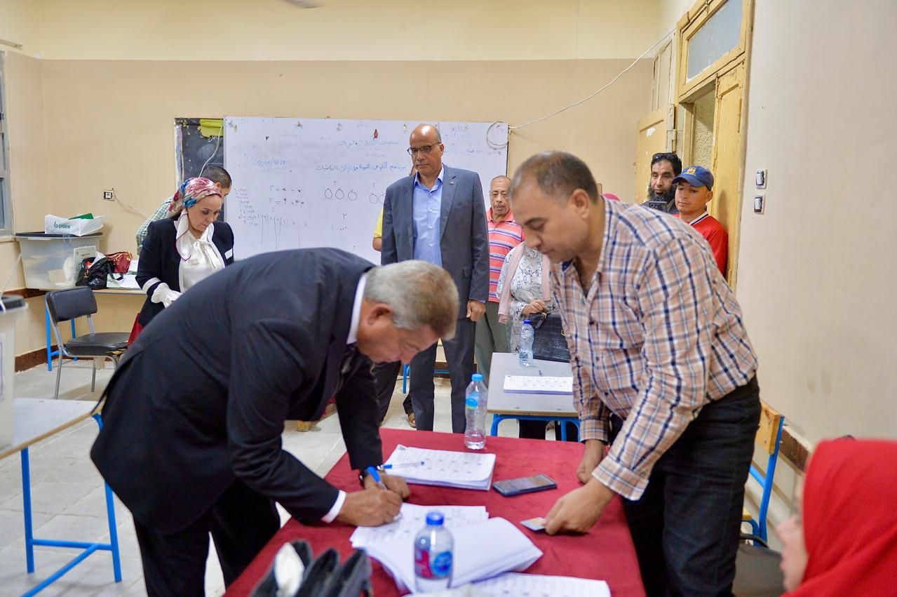 رئيس المجلس الأعلى لتنظيم الإعلام يدلي بصوته في انتخابات مجلس الشيوخ 2025 - الخليج الان