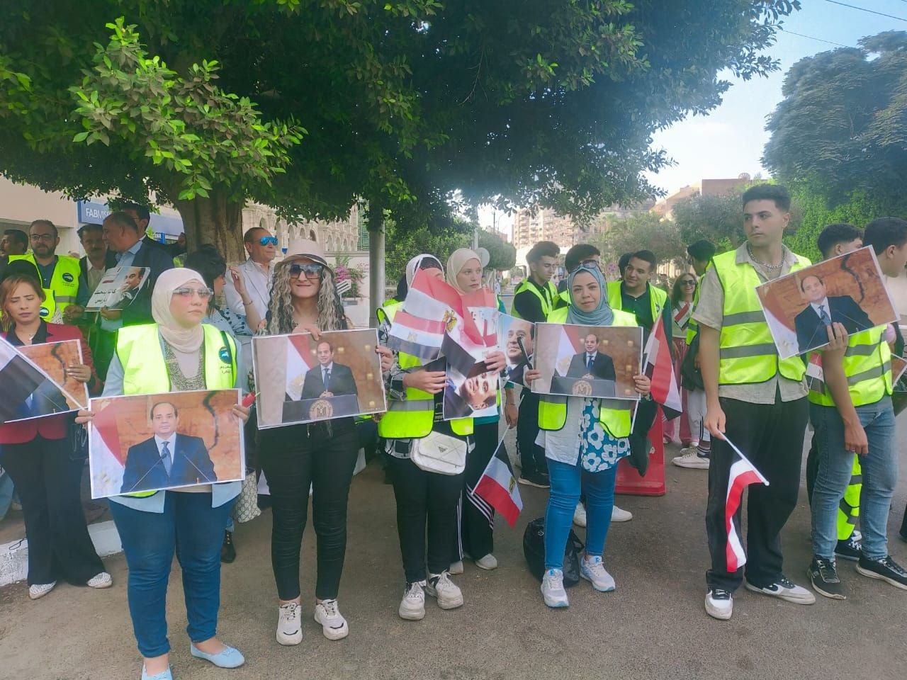 مواطنون يوجهون التحية للرئيس السيسى أثناء التصويت بانتخابات مجلس الشيوخ ..ويرفعون صوره - الخليج الان