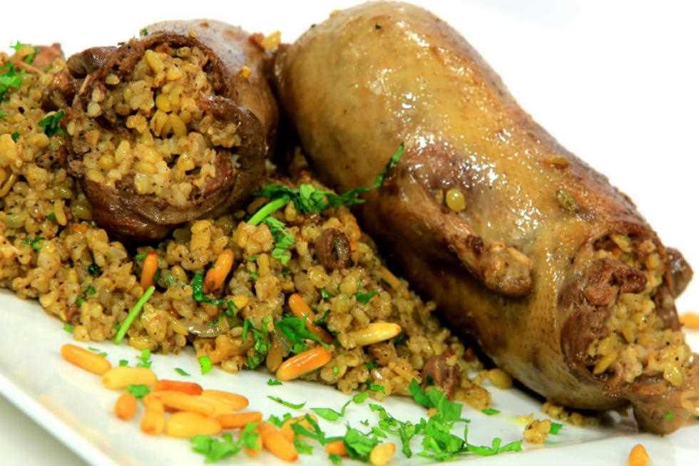 وليمة ملكية..طريقة تحضير الحمام المحشي بالفريك بدبس الرمان الطازج