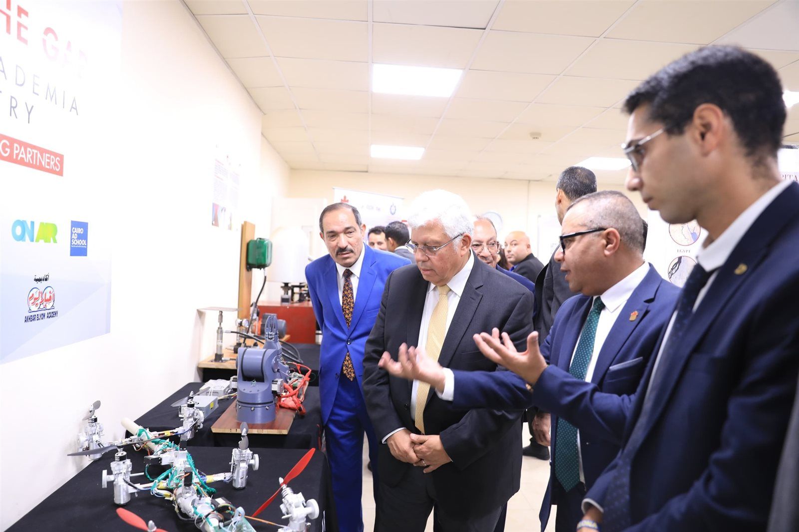 وزير التعليم العالي يتفقد مجموعة المعاهد الكندية CIC ويؤكد أهمية الجامعات والمعاهد العليا في تحقيق رؤية مصر 2030 - الخليج الان