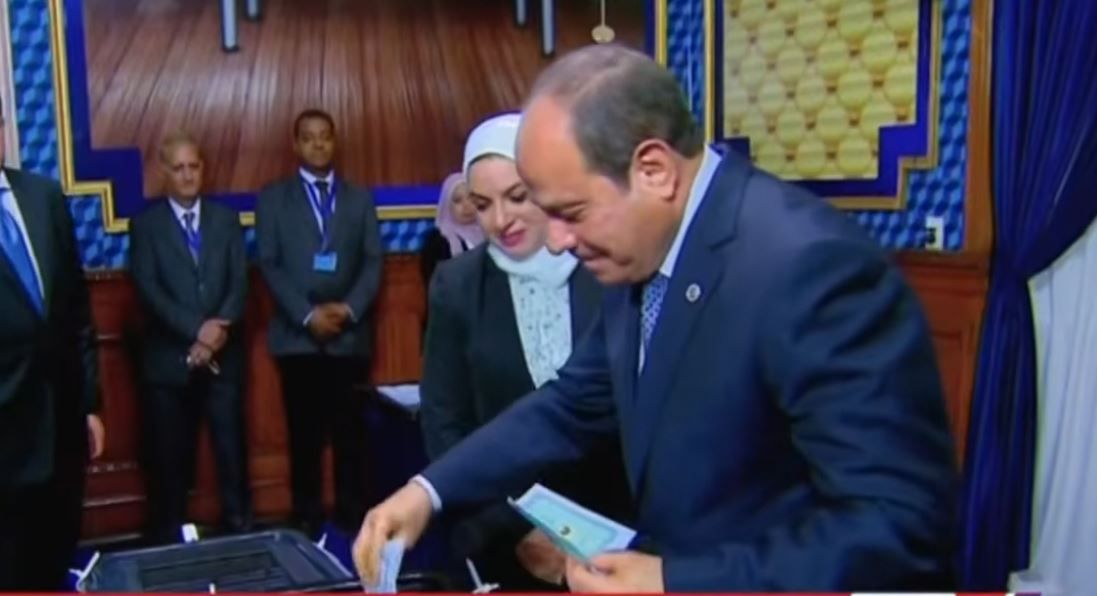لحظة إدلاء الرئيس السيسي بصوته في انتخابات مجلس الشيوخ 2025 - الخليج الان