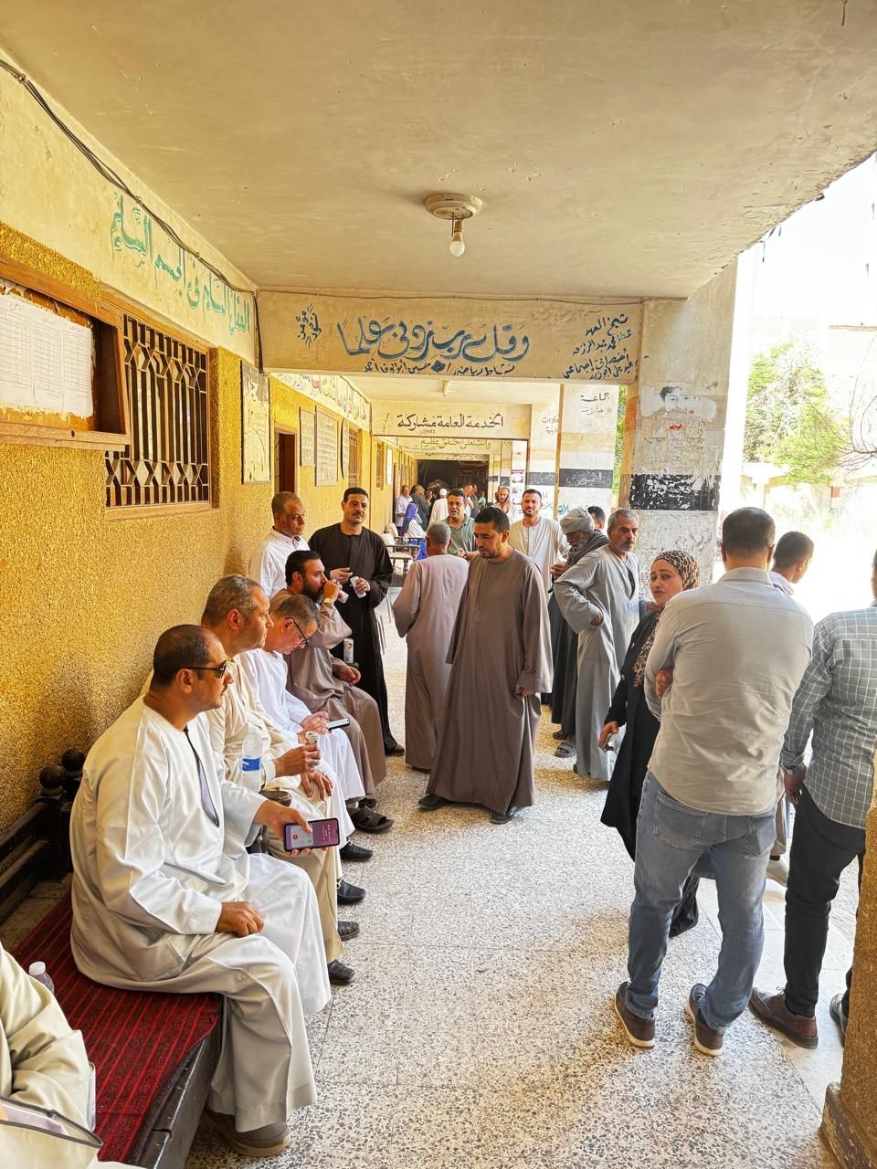 بمشاركة طارق رضوان ..طوابير في انتخابات الشيوخ بلجنة المعهد الأزهري في مركز دار السلام بسوهاج..صور - الخليج الان