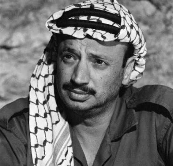 «عرفات الرمز الذي مات واقفًا».. حكاية زعيم حمل فلسطين على كتفيه وأبى أن يسقط إلا شامخًا - الخليج الان