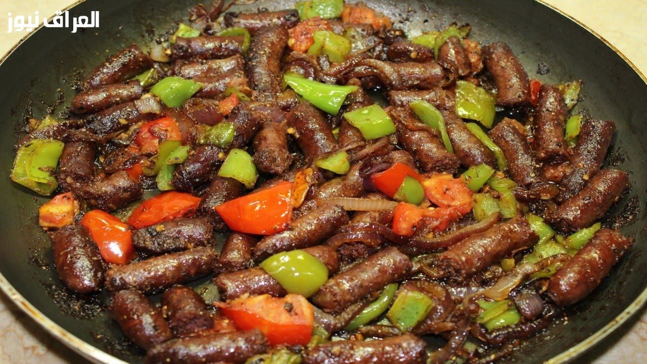 ساندوتش لذيذ..كيفية تحضير السجق بتوابل متوازنة وقوام طري