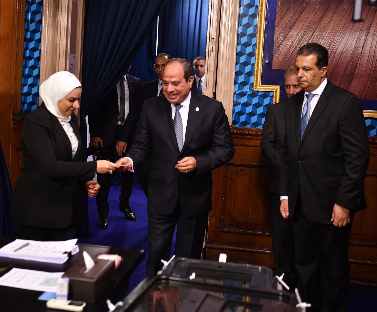 لحظة إدلاء الرئيس السيسي بصوته في انتخابات مجلس الشيوخ 2025 - الخليج الان