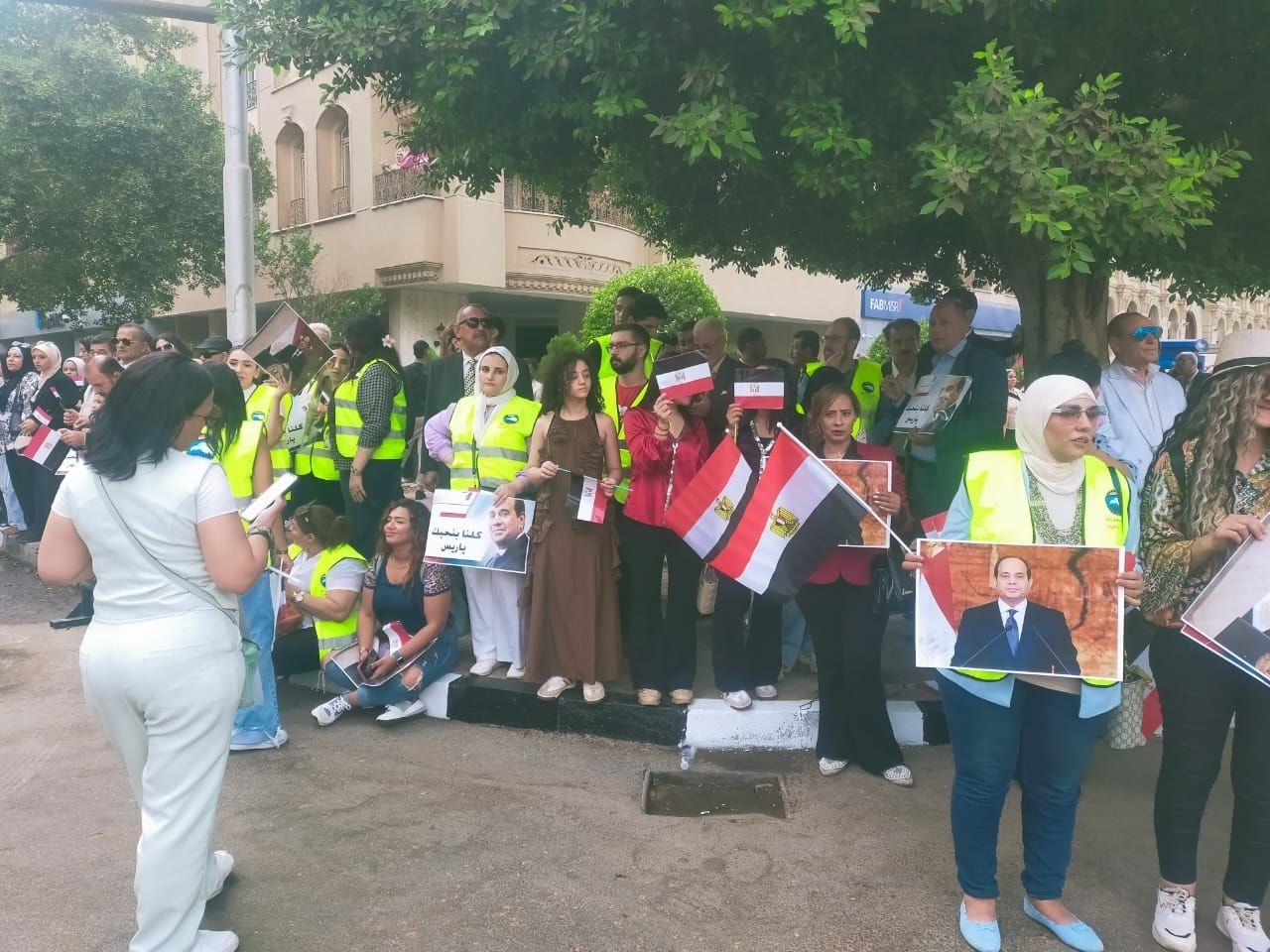 مواطنون يوجهون التحية للرئيس السيسى أثناء التصويت بانتخابات مجلس الشيوخ ..ويرفعون صوره - الخليج الان