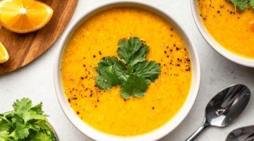 الحق المطبخ.. طريقة عمل شوربة العدس في الشتاء دفا وعزومة