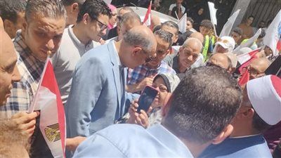 وسط حضور مكثف للناخبين.. محافظ المنيا يتفقد سير التصويت في اللجان الانتخابية بمركز بندر المنيا - الخليج الان