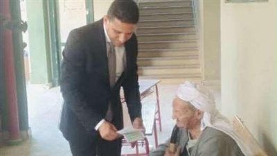 لمسة إنسانية بطامية.. مستشار لجنه يساعد مسنًا يبلغ 90 عامًا ومن ذوي الاحتياجات في الإدلاء بأصواتهم بالفيوم - الخليج الان