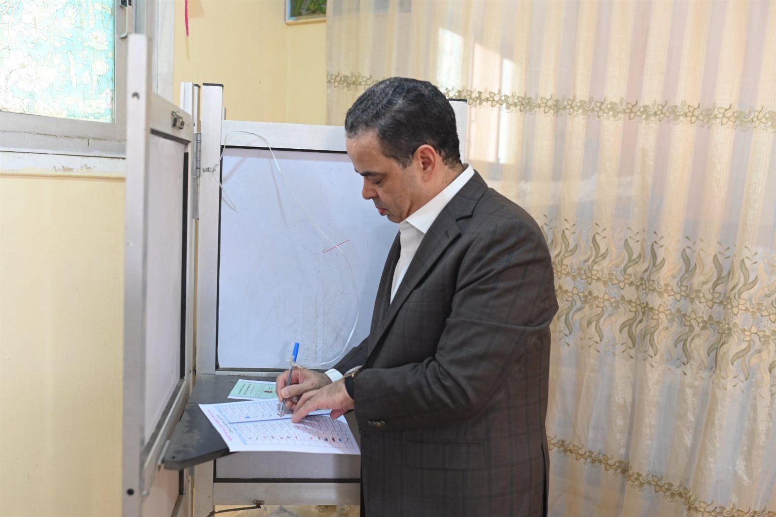 مع اللحظات الأولى لفتح باب التصويت.. النائب عصام هلال الأمين العام لمساعد مستقبل وطن يدلى بصوته - الخليج الان