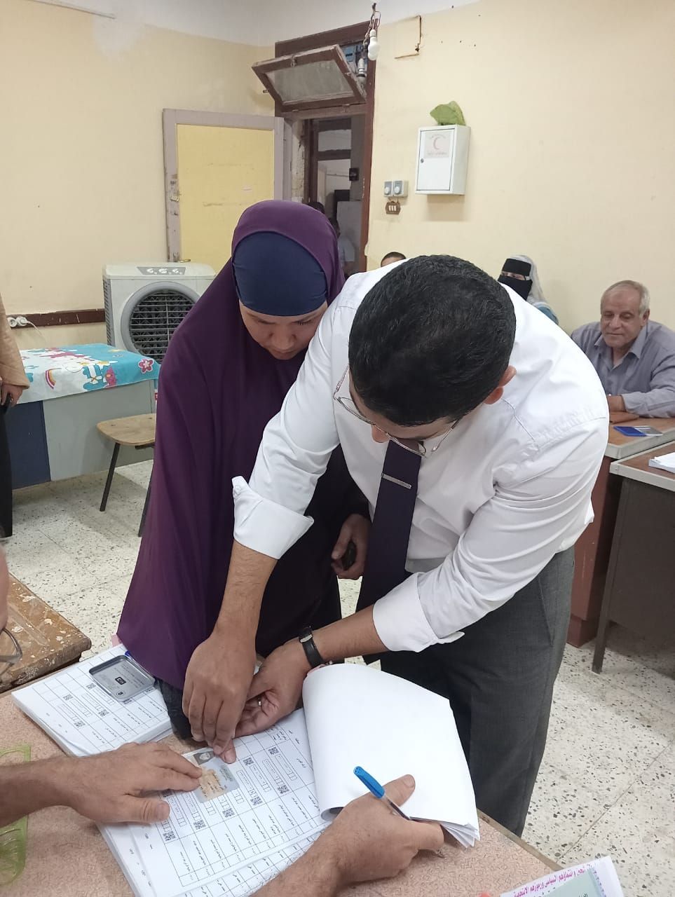 لمسة إنسانية بلجان طامية.. مستشار لجنة بالفيوم يساعد سيدة مسنة كفيفة على الإدلاء بصوتها وسط أجواء انتخابية حافلة - الخليج الان