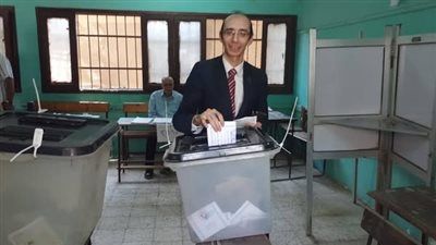 النائب محمد عبد العزيز يدلي بصوته في انتخابات مجلس الشيوخ بمدرسة بيجام الثانوية بنات بشبرا الخيمة - الخليج الان