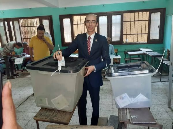 النائب محمد عبد العزيز يدلي بصوته في انتخابات مجلس الشيوخ بمدرسة بيجام الثانوية بنات بشبرا الخيمة - الخليج الان