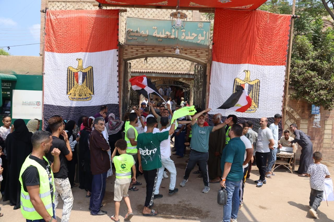 وسط فرحة الأهالي.. محافظ المنوفية يتفقد انتظام سير العملية الانتخابية بعدد من اللجان بمركزي شبين الكوم وبركة السبع - الخليج الان