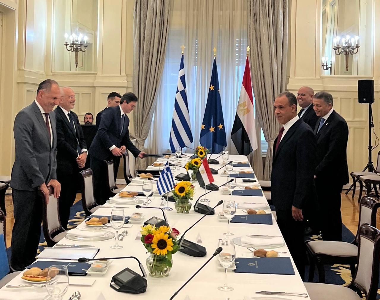 وزير الخارجية لـ نظيره اليوناني: يجب وقف الانتهاكات الإسرائيلية فى غزة وسياسة التجويع الممنهجة - الخليج الان