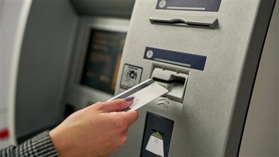 كيف تسترد أموالك إذا قامت مكينة ATM بخصم الرصيد ولم تخرجها - الخليج الان