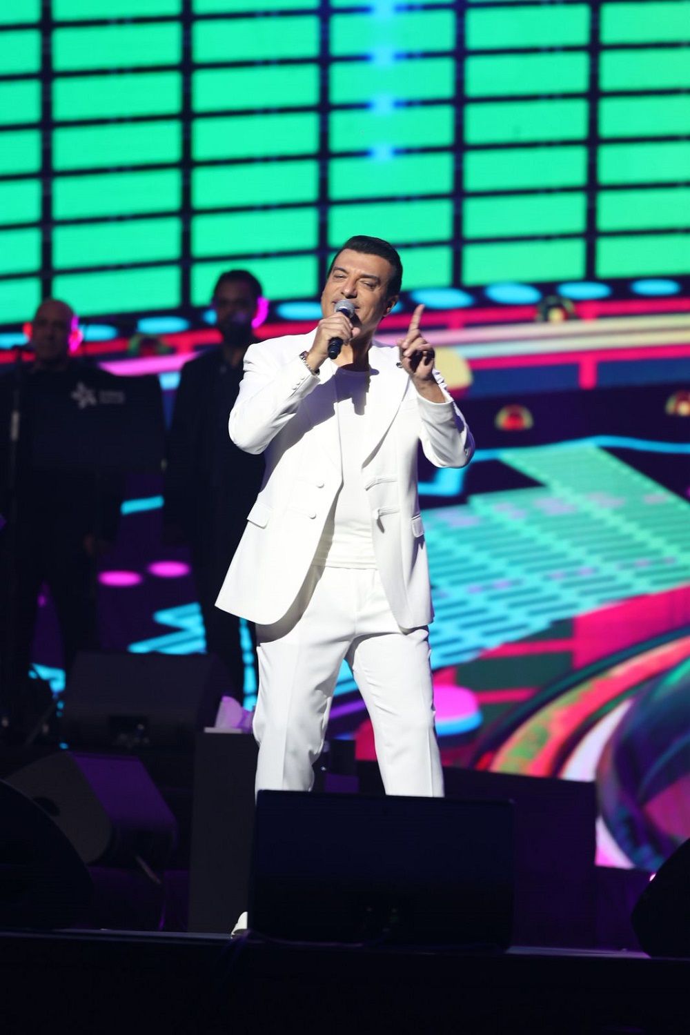 إيهاب توفيق في أقوى حفلات موسم جدة بحضور جماهيري كامل العدد| صور - الخليج الان